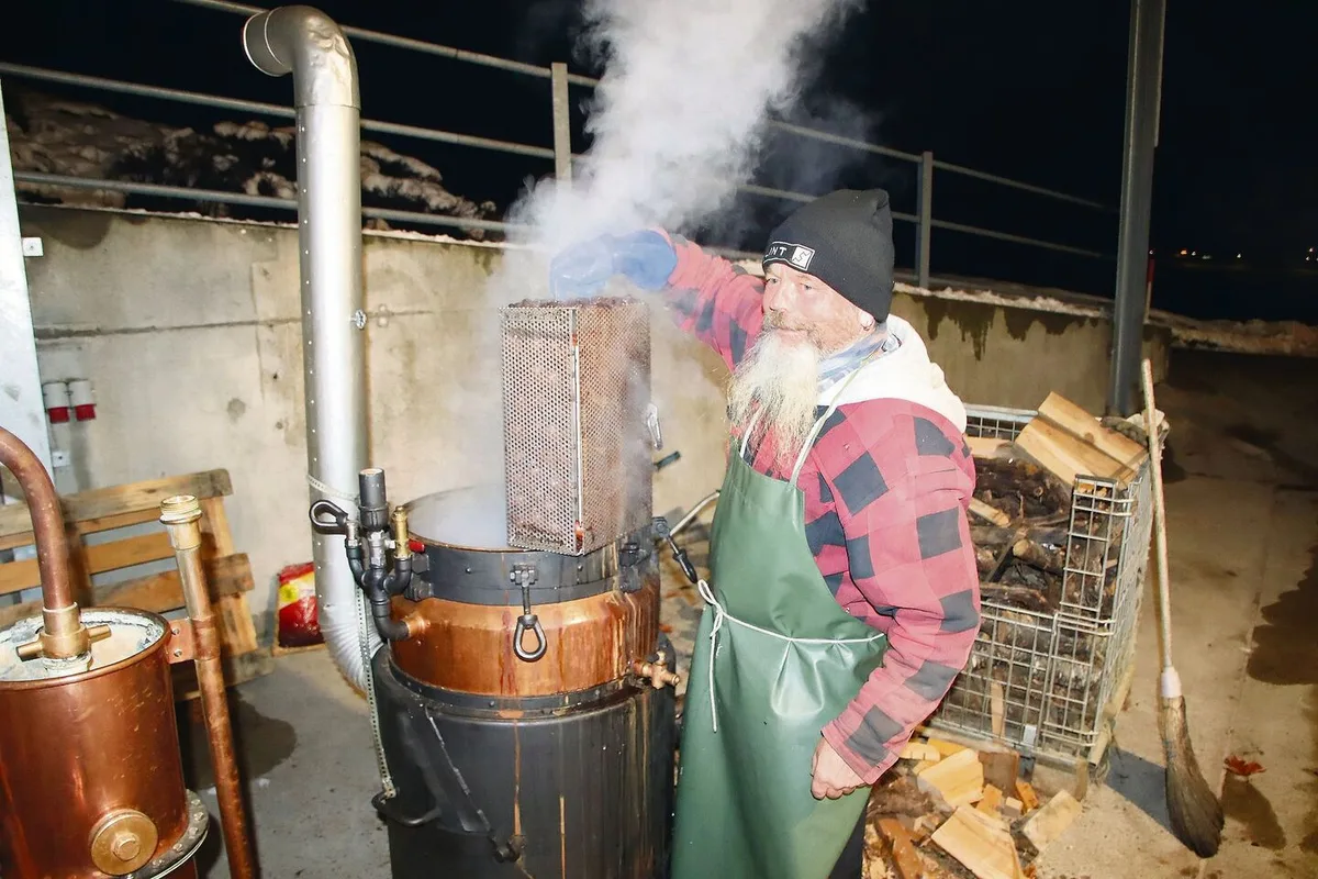 570ef33a2debe7134f81caf3116d9cfa5e5135651ef3329cda3029d7a3e747be Andreas Grunwald vom Weingut Wiesendanger garte die Treberwürste in einer Brennblase.