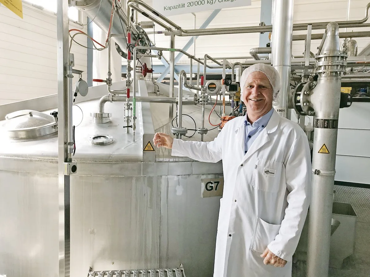 6b6b875129653445cf5a8f4d2e24af4016bc1e61 Geschäftsführer Thomas Gamper vor einem Fermenter, in dem die Hefe vermehrt wird. Nährgrundlagen dafür sind Melasse und Rübendicksaft. (Bilder Alexandra Stückelberger)