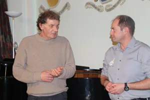Martin Müller, Sektionspräsident des VLT Schaffhausen (rechts im Bild), bedankte sich bei Stefan Eberli für seinen spannenden Vortrag.