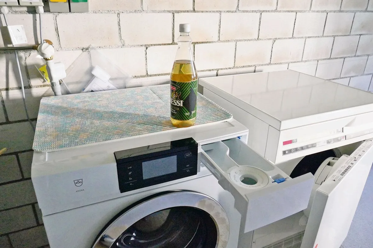 Wenn eine Wäsche schlecht riecht, kann man dem Hauptwaschgang oder dem letzten Spülgang im Weichspülfach einen Deckel farblosen Essig beimischen.