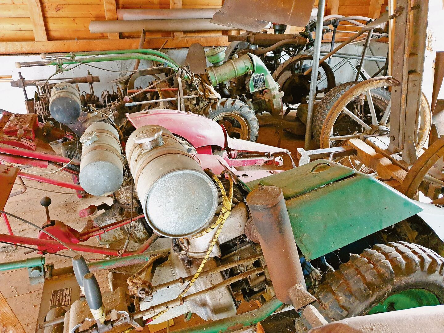 Auf dem Dachboden lagern die Rapid-Maschinen. Vieles wurde dem Oldtimer-Fan angetragen, er sagte selten Nein.