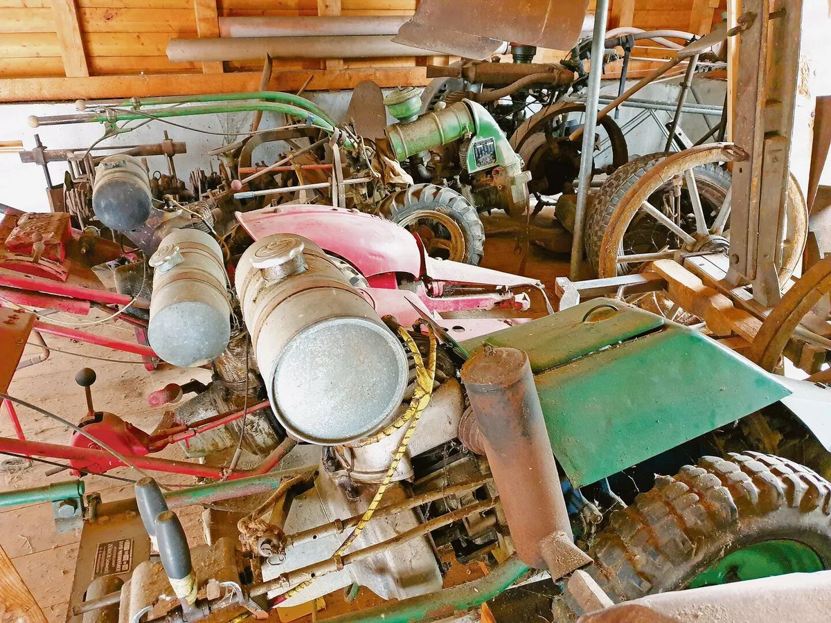 3a530f85c8c46042a1420e1dfb0122a516d3b6ebd89245bdf0414fc460e74fd2 Auf dem Dachboden lagern die Rapid-Maschinen. Vieles wurde dem Oldtimer-Fan angetragen, er sagte selten Nein.
