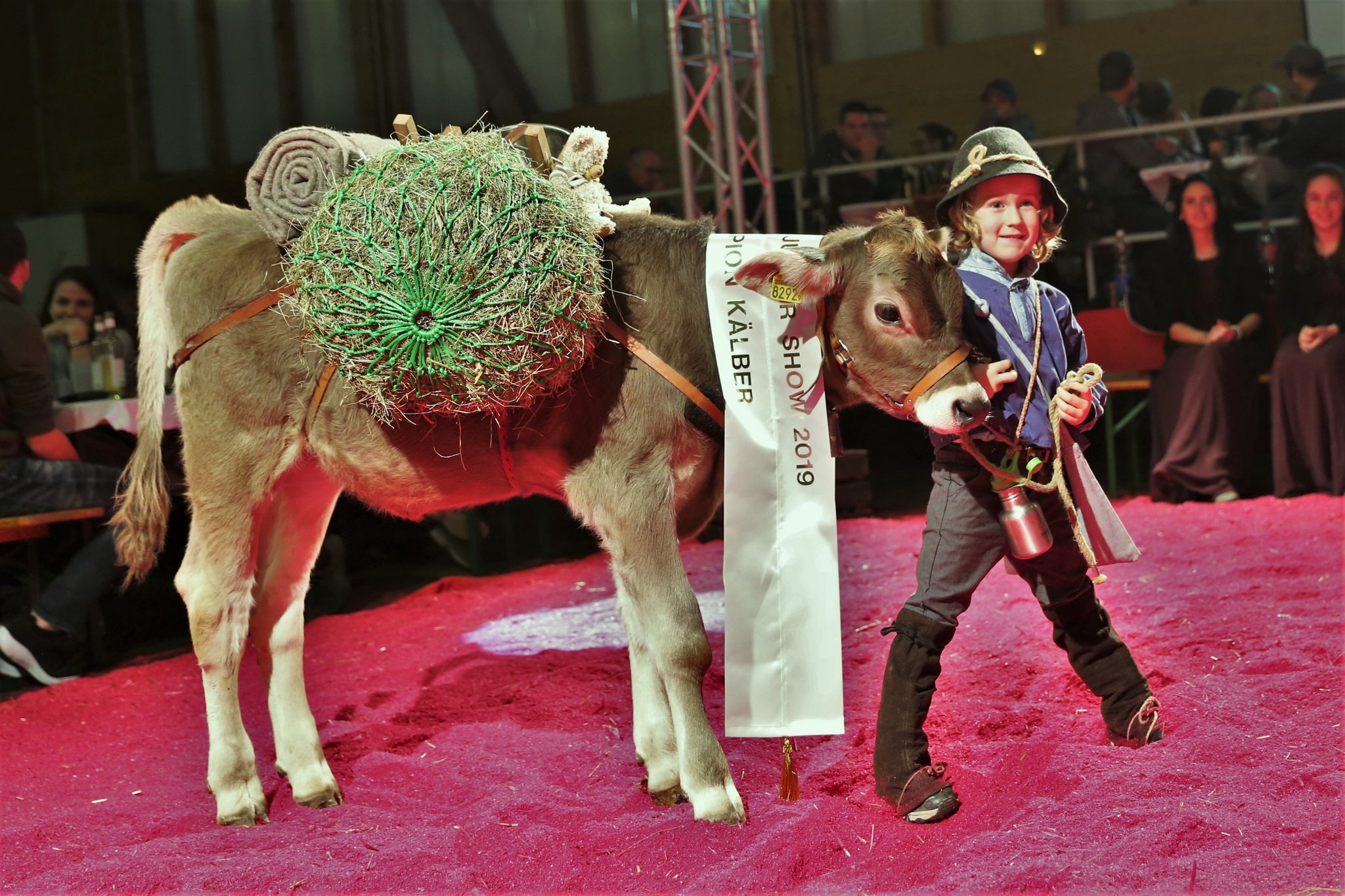 Den Jungen die Freude an Landwirtschaft und Vieh vermitteln
