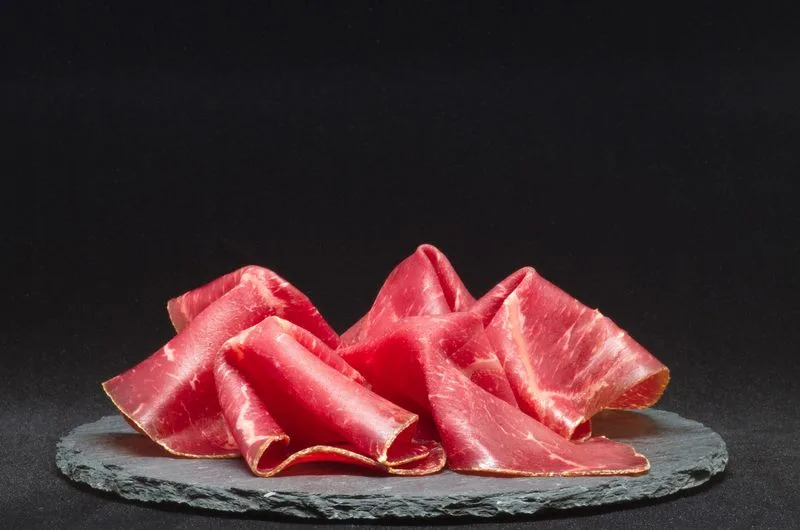 1fa8ac7ef8725438fb55f274222cf07facca8669 Trockenfleisch Zum Bündnerfleisch und zum Tête de Moine stossen jetzt «Jambon cru du Valais», «Lard sec du Valais» und die «Zuger Kirschtorte» als geschützte geografische Angaben dazu. (Symbolbild Pixabay)