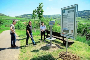 Markus Dieth (Mitte) geht zum Viscope-Teleskop, um den Blick über die Gegend um Wölflinswil schweifen zu lassen. Colette Basler (rechts) führt durch verschiedene Posten des Buurelandwegs.