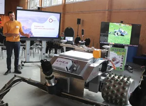 Futuristischer Grasschnitt für die Berge: Autonomer Mäher mit elektrischem Antrieb.