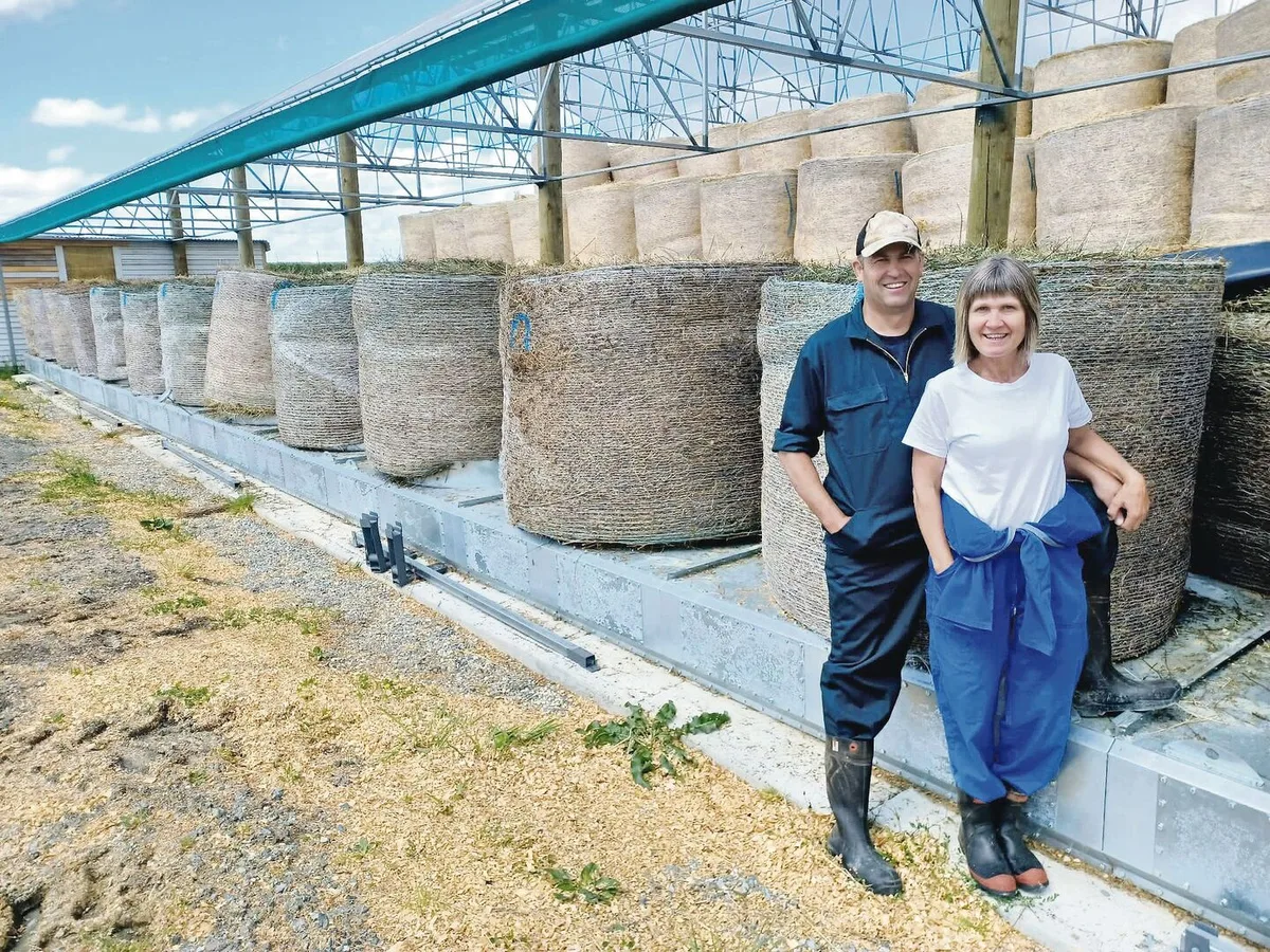 df9f7a58c3ff897361ad5dc7dc6775f6c7230411f3b32fe20f1f0ce6de0a97cd Für die Heutrocknung importierten Adrian und Isabelle Frei eine Anlage aus Deutschland. So können ihre 320 Holstein-Friesan-Kühe auch im Winter hofeigenes Biofutter fressen.