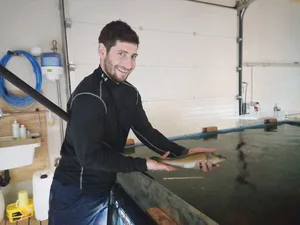 Zehn Monate verbringen die Zander in den Becken von Matthias Widmer. Dann werden sie im Nachbarort geschlachtet sowie geräuchert, filetiert oder zu Knusperli weiterverarbeitet.