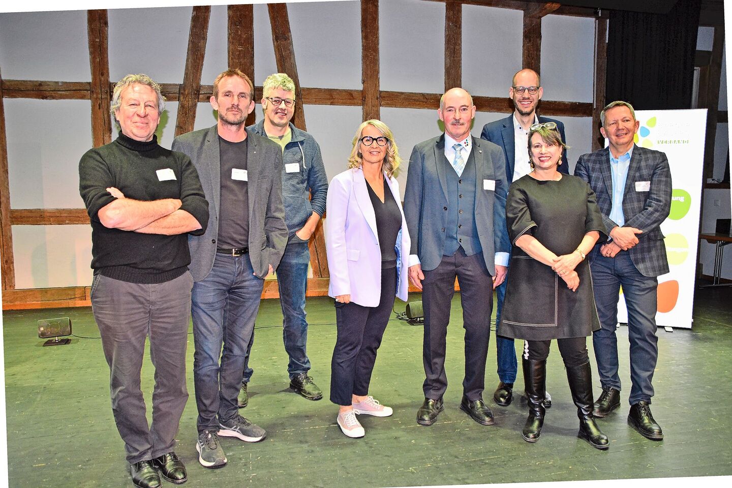 Jürg Iseli (4. v. r.), Präsident der Berner Bauern, mit den Teilnehmern und der Moderatorin der Podiumsdiskussion (v. l. n. r.): Andreas Stalder, Urs Haslebacher, Beat Gerber, Sonja Hasler, Hansjürg Jäger, Babette Sigg Frank und Reto Sopranetti.
