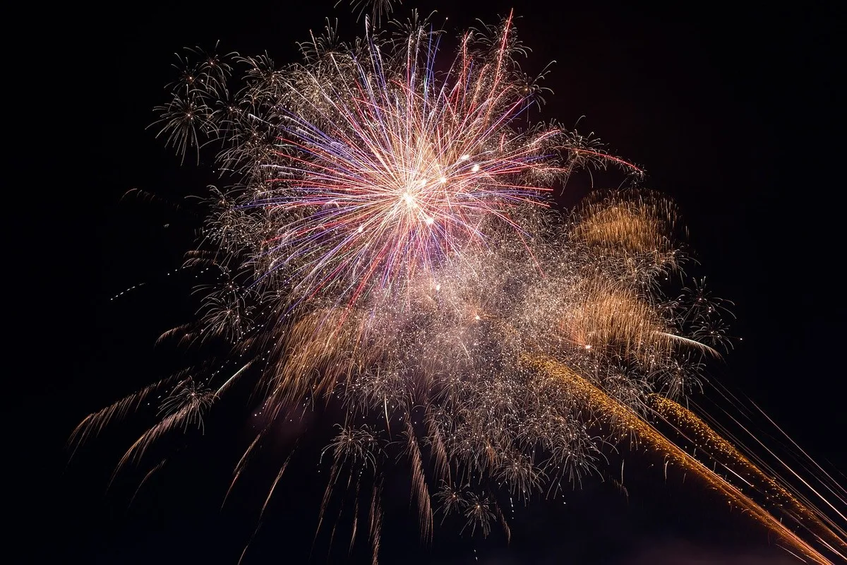 Knallen, bunte Lichter und viel Rauch – das gehört für viele zum 1. August dazu. (Bild Pixabay)
