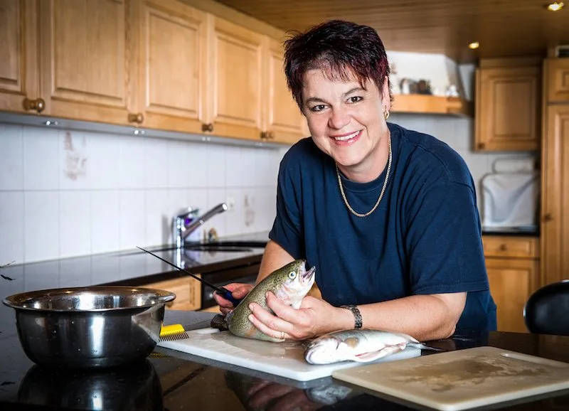 fc07a8367a0a2bb5897f45534d6ef5b1e070e1db Anita Mosimann hat einen eigenen Forellenteich. Das also ein Fisch auf den Teller kommt, ist beinahe ein Muss. (Bilder SRF/Ueli Christoffel)