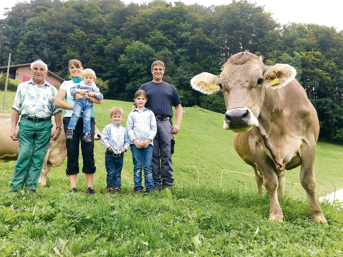 909e5104ff0f13b6ccefcb10ee15dcd7f17a6639 Kari, Eliane, Dario, Adrian, Sarina und Beat Schürpf (v. l. n. r.) bei ihrem Original Braunvieh.(Bild aem)