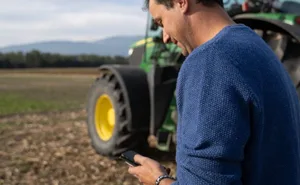 Agroplus-Technik-Nutzer Pascal Agassis wickelt die Feldkalendereinträge direkt auf dem Feld ab.