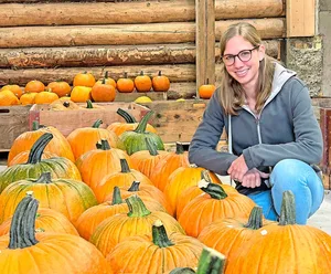 Sandra Reinhard, eine der beiden Betriebsleiterinnen des Iltishofs, inmitten von Kürbissen.