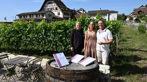 Sie strahlen mit der Sonne um die Wette: «Remo und Sandra Giauque-Kunz mit Regierungsrat Christoph Ammann (v. r. n. l.).