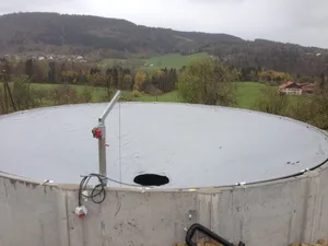 Teilschwimmende Folien werden für Silos ab 4 m Höhe oder mehr empfohlen. Sie können aber bei grösserer Windstärke und Schneelast Probleme verursachen.