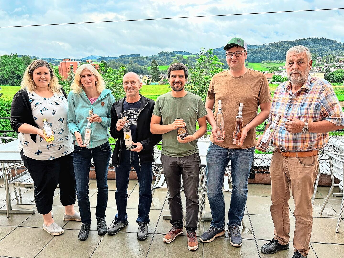 Die stolzen Gruppensieger Erika Kunz, Elvira Müller, Hans und Mathias Zogg, Geoffrey Kobelt und Felix Pfister (v. l.).