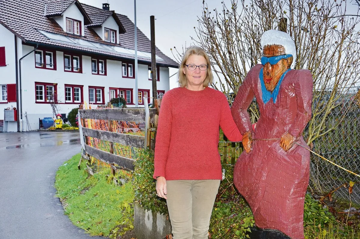 e65ae9d0e3cc530f78cf0a4d8dcdb26318c238df5f7ad92b60c3d4629c49a03b Petra Nef vor dem Wohnhaus der Familie neben einer lebensgrossen Holzfigur. Hier im Garten hat sie viele gemeinsame Stunden mit ihrer Mutter gearbeitet und Gäste bewirtet.»