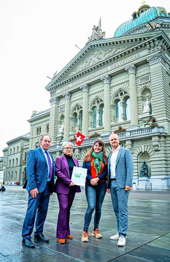 Vier Mitglieder des Green-Care-Vorstandes vor dem Bundeshaus (v. l.): Alois Huber, Simone Hunziker, Priska Fleischlin und Raphaël Mahaim.
