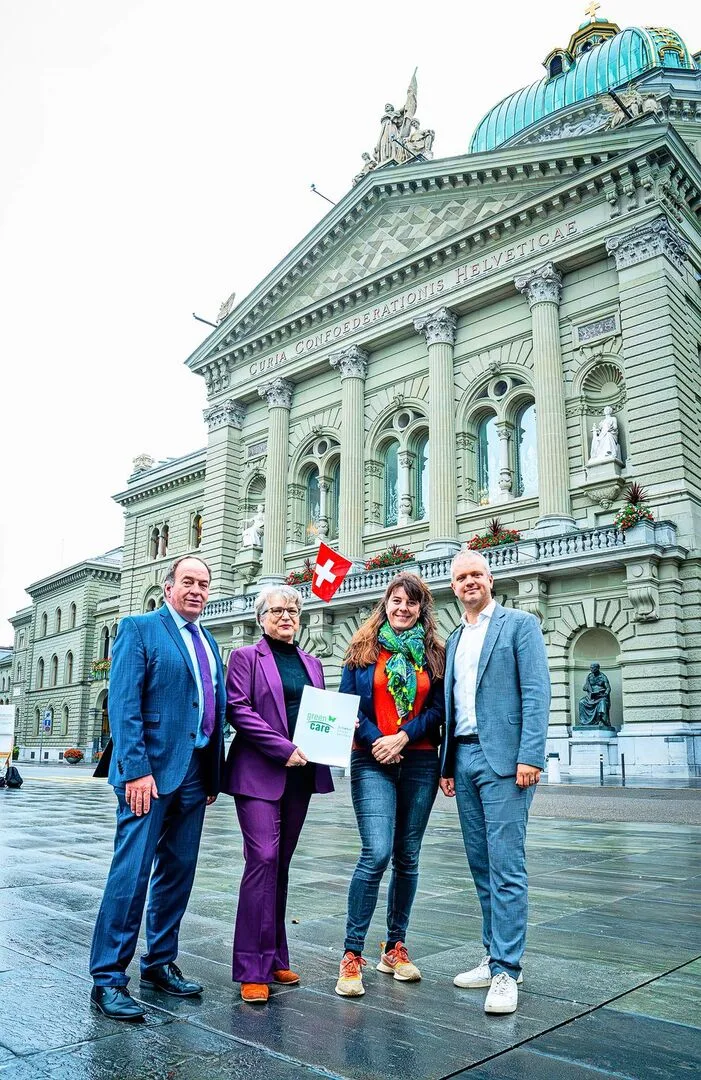 f51b4b68f81e26fad415b14e06afd024c6db968a642786b1552f8e9b5e4da186 Vier Mitglieder des Green-Care-Vorstandes vor dem Bundeshaus (v. l.): Alois Huber, Simone Hunziker, Priska Fleischlin und Raphaël Mahaim.