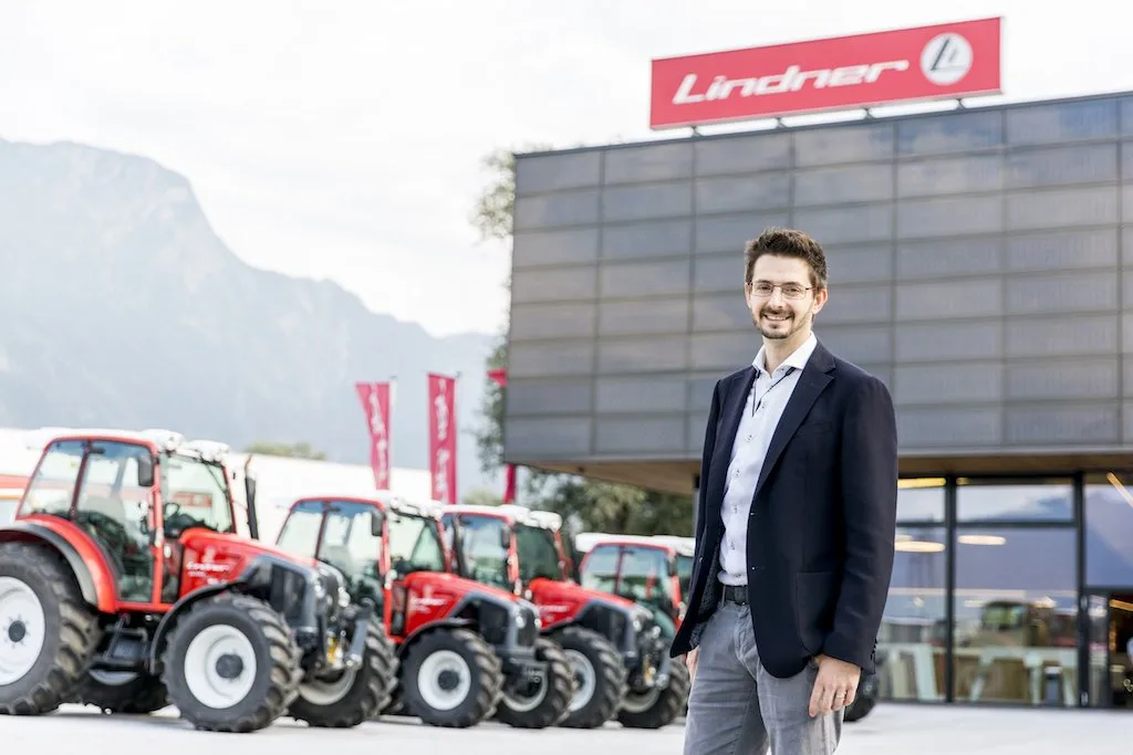 7e40bdc74b72ba69b7d24fc0ce01882b0e69be83 David Lindner, Leiter Marketing und Export, vor dem Lindner Firmensitz in Kundel. Bild: Mareycke Frehner