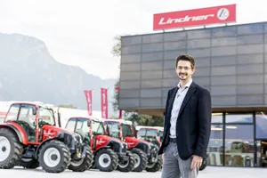 David Lindner, Leiter Marketing und Export, vor dem Lindner Firmensitz in Kundel.