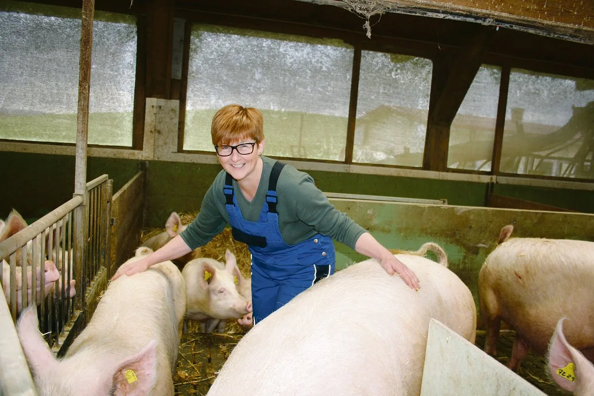 eefd8133614aed61fc99902db31fc53d1c402f74 «Unser Ziel ist es, gesunde Tiere und damit qualitativ hochwertiges Fleisch unter artgerechten Haltungsbedingungen zu produzieren», betont Renate Huwiler.(Bild Brigitte Meier)
