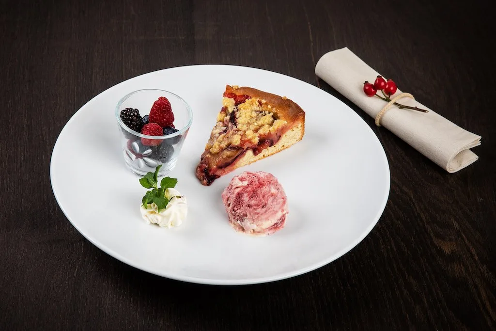 469a1ab6b24349be3cd7a2375370447357a12d23 Zwetschgen-Streuselkuchen mit Zwetschgenparfait und marinierten Saisonbeeren. (Bild SRF/Ueli Christoffel)