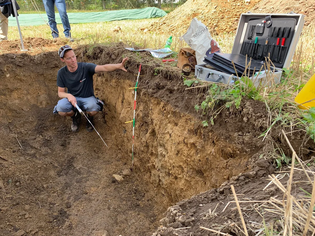 Olivier Heller von Agroscope Reckenholz beschreibt die Entstehung der Böden auf der Brämenhöchi. Dieses Wissen hilft, die Böden standortgemäss und damit optimal zu bewirtschaften. (Bild Stefan Odermatt) 