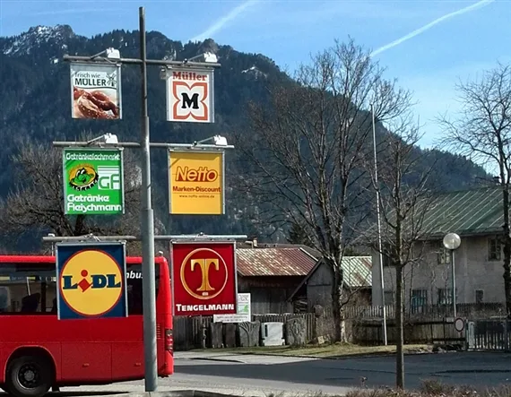 Bei der arg gebeulten Supermarktkette Kaiser's Tengelmann arbeiten etwa 15'000 Menschen. (Bild ji)