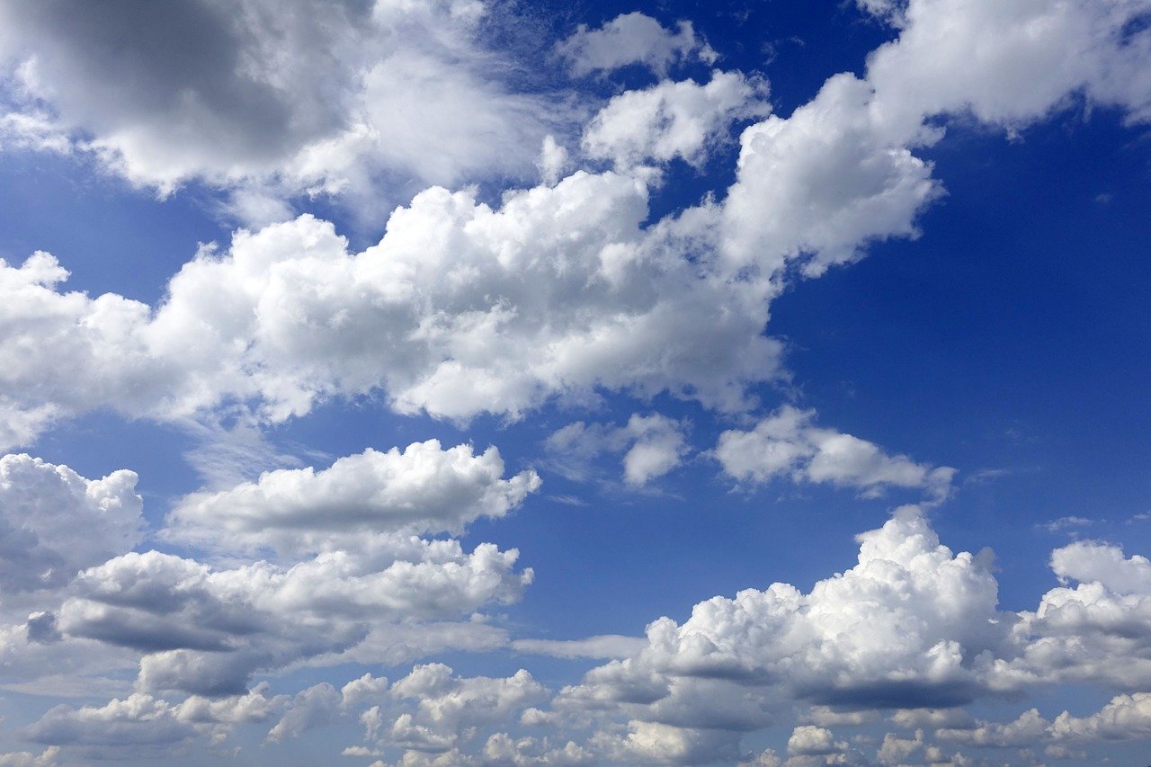 Der Flugverkehr beeinflusst auch die Wolkenbildung. Je nach Wetterlage könnte es daher im Moment weniger Bewölkung geben. (Bild Pixabay)