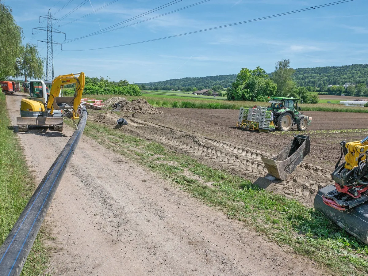 27e3a97eba0caa95ac6a38eba5916fd527479110 Das Bewässerungsprojekt im Furttal sichert den Landwirten künftig jederzeit den Zugang zu Wasser. Ab 2022 bewässern die Landwirte mit Limmatwasser aus einem über 12 Kilometer langen Leitungsnetz aus dem Nachbartal. Bild: David Eppenberger