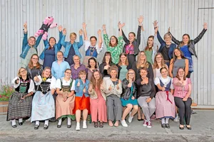Die Absolventinnen des Fachkurses Bäuerin, Lehrgang 2022. Mit dabei das pinke Einhorn, das Maskottchen der Klasse A, auf welches Lisa Vogt bei ihrer Rede Bezug nahm.