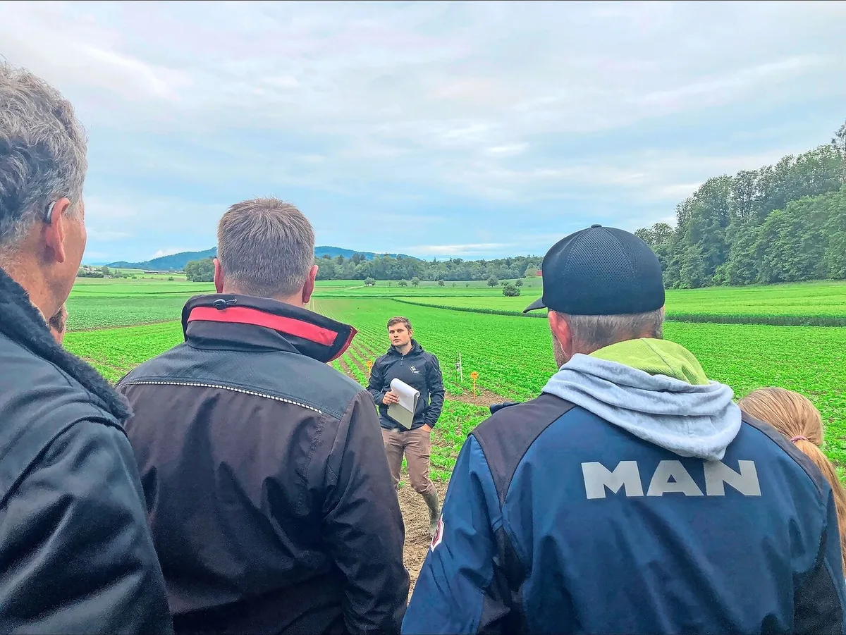 Matthias Lüscher, Berater der Zuckerrüben-Fachstelle, steht im Feld und erklärt die Sortenversuche.