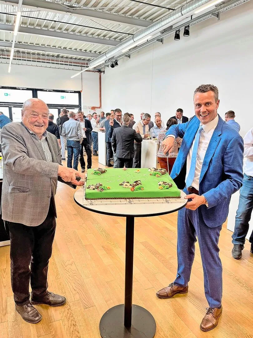 02f85846e69451366be76a62b60c6a2fb624d82af4c5f578eb6da5c0c0036ea3 Der erste und der aktuelle Präsident der SMP. Josef Kühne (l.) schnitt zusammen mit Boris Beuret an der Delegiertenversammlung die Torte an.