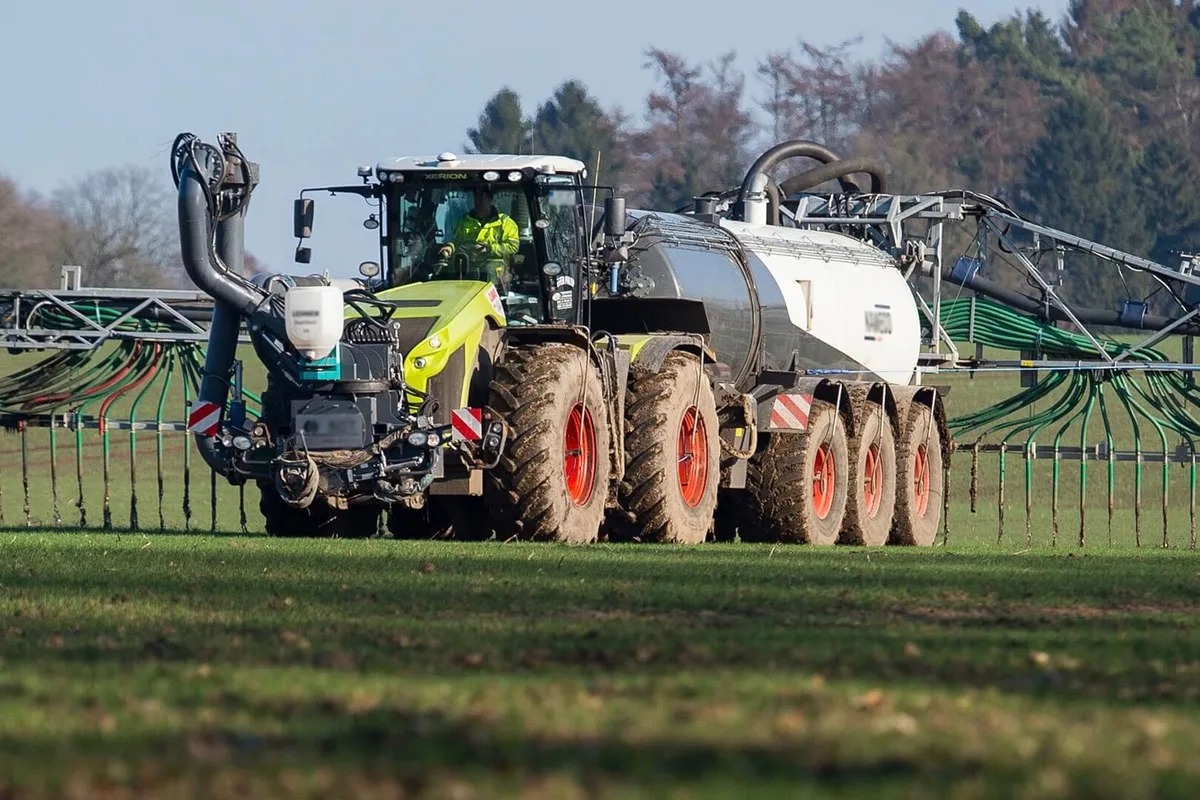 a2f697251842d826874bab0db4c106729cf378b6 Ein Landwirt bringt mit dem Schleppschlauch Hofdünger aus. Bild: arte TV
