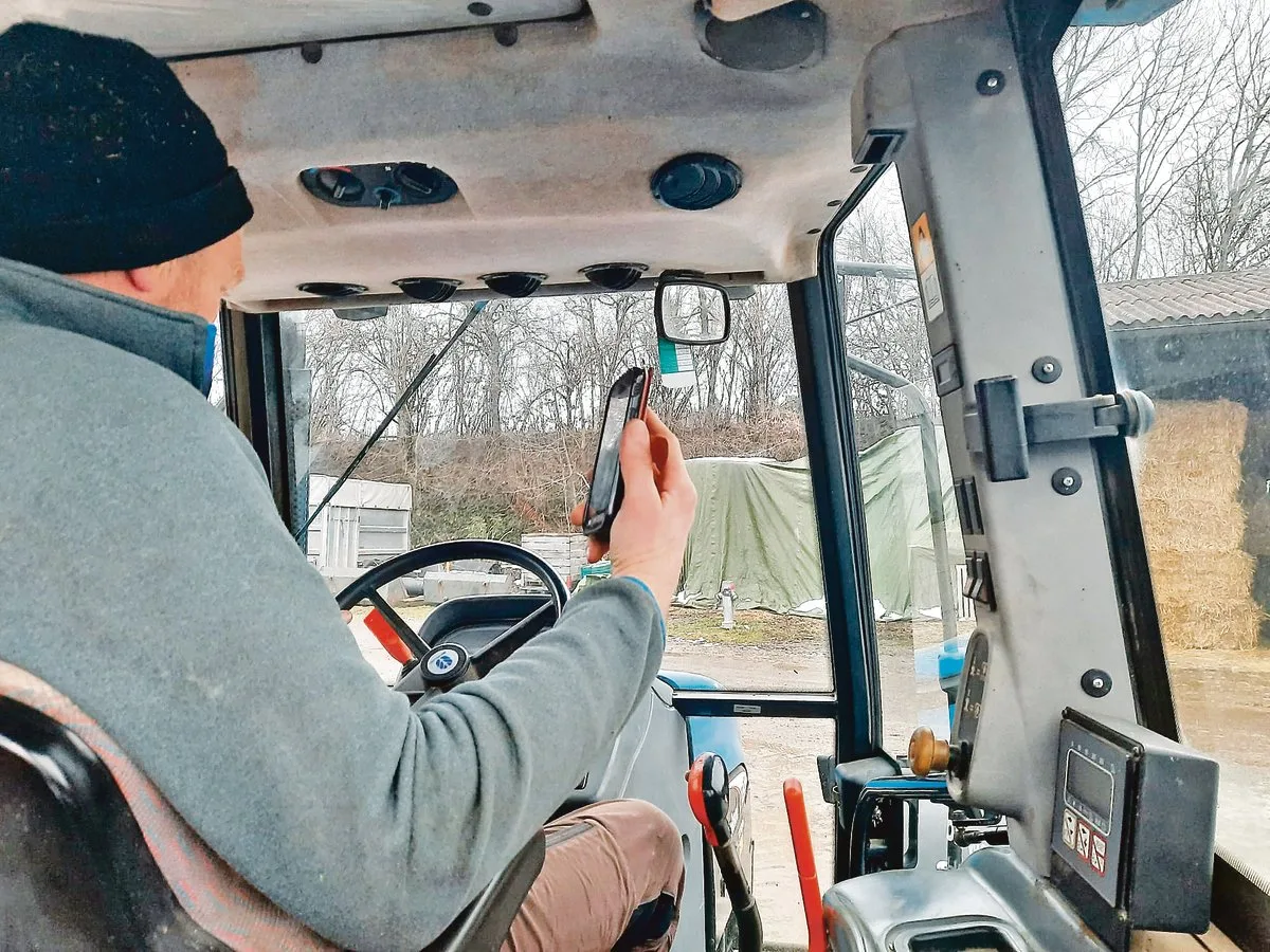 e746db487cdb26cdd9966699683ed5e45cc4f20c Der Blick aufs Handy lenkt beim Fahren stark vom Geschehen auf der Strasse ab. Wer telefoniert oder eine SMS schreibt, muss mit einer entsprechenden Strafe rechnen. (Bild Mathilde Poupon)