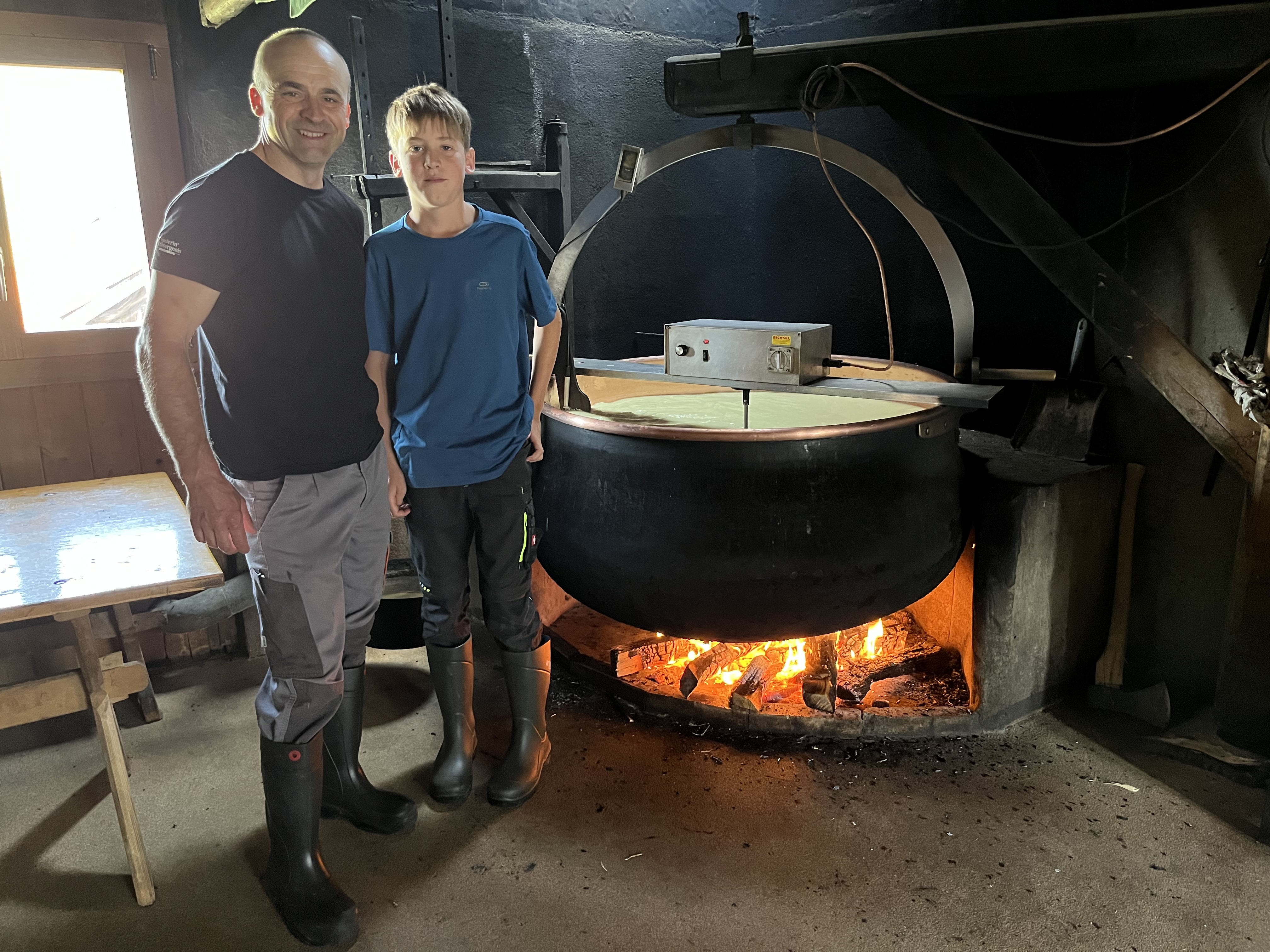 Nicolas Remy, sein Sohn Théo und ein Angestellter sind, auf der Alp Le Crêt de la Monse, am Käsen, als die Kommission eintrifft. 