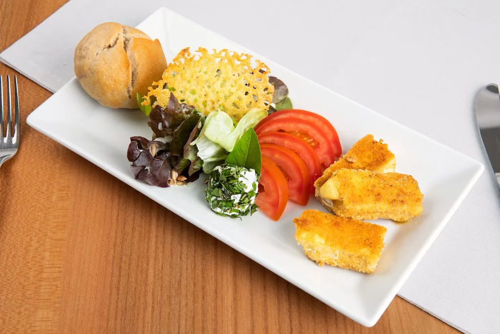 Grüner Blattsalat mit Urnäscher Edelweisskäse und Käseknoblauchchips sowie hausgemachten Brötchen. (Bild Ueli Christoffel/SRF)