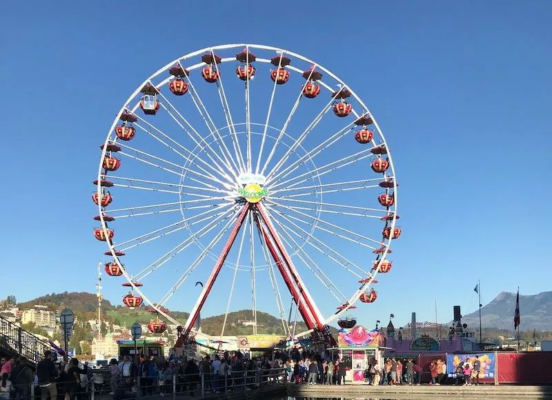 327ed2f69f21232402b2e06d3f4ee1c80b67dc90 Herbstzeit ist Chilbizeit: Riesenrad, Marktstände, Kinderlachen und der Duft nach Magenbrot locken vielerorts Jung und Alt. (Bild Monika Neidhart)