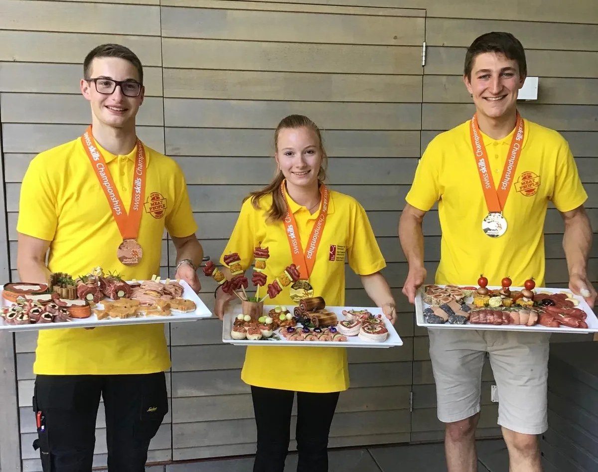 Die Gewinner und die Gewinnerin der diesjährigen Schweizermeisterschaft der Jung-Fleischfachleute v.l.n.r.: Ramon Hegner (3. Rang, 19-jährig, aus Sitterdorf TG), Arianne Aeschlimann (1. Rang) und Walter Sturzenegger (2. Rang, 19-jährig, aus Schwellbrunn AR). (Bild Schweizer Fleisch-Fachverband)