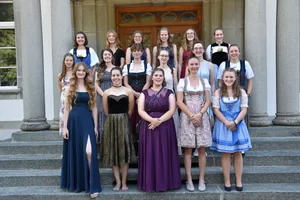 Festlich gekleidet und herausgeputzt feierten 17 junge Frauen den Abschluss ihres Zwischenjahres.