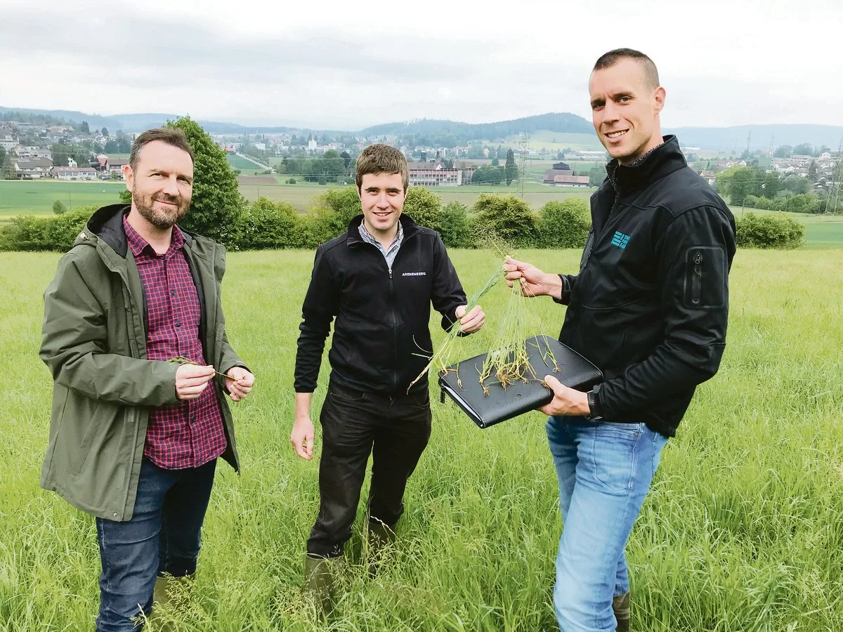 4b590173d6577128b60ffc231ae9138381238ef7 Daniel Nyfeler, Bruno Nabulon und Raphael Bernet sind gespannt auf die ersten Resultate des Übersaatversuches, die frühestens in einem Jahr zu erwarten sind.(Bild Alexandra Stückelberger)