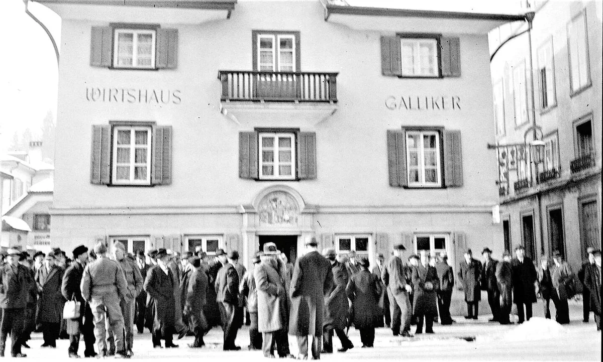 1d134cae52bcc7cad51dd5072f5f7fe24315154ccc9031b028fc94b7d9c831a8 Markttag im Jahr 1942 vor dem Wirtshaus Galliker am Kasernenplatz in Luzern: Der alljährliche Knechtenmarkt war die Stellenbörse für landwirtschaftliche Arbeiter in jener Zeit.