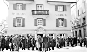 Markttag im Jahr 1942 vor dem Wirtshaus Galliker am Kasernenplatz in Luzern: Der alljährliche Knechtenmarkt war die Stellenbörse für landwirtschaftliche Arbeiter in jener Zeit.