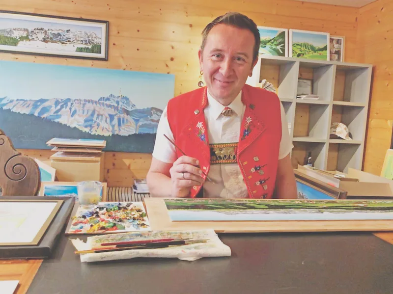 76b4f189fd6792c0a6ee952d779ceb32793fa9ea Der Künstler Marc Trachsler bei der Arbeit in seinem Atelier in Gonten, wo einige seiner Werke ausgestellt sind. (Bilder Alexandra Stückelberger)