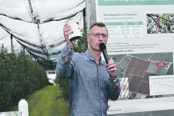 Bertrand Gentizon von Biocontrol stellte die Verwirrung mit Aerosol-Sprayern vor. Das System besteht aus einer Spraydose und einem Kopf, die zusammengesteckt werden.