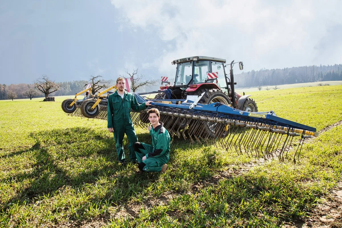 0d02cff9f5521b129b9d7472d964e01a7c445575 Matthias (links) und Niklaus Ramseyer prüfen die Arbeitsqualität des Striegels bei Triticale. Bild: Pia Neuenschwander