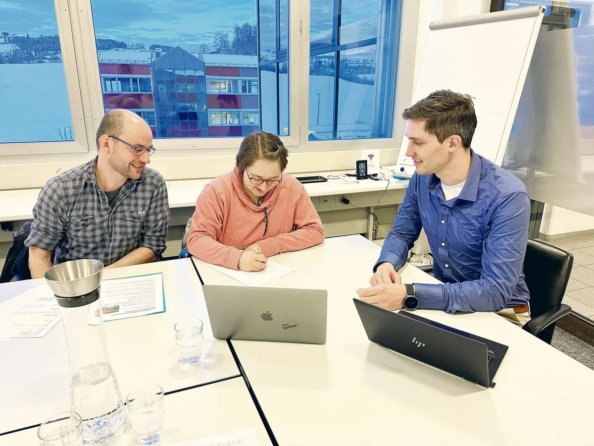 4e8faeed4a39af4b02adc1fdd78148dfee7eb975c38292788b59866a3e0d563c Roger Dubach und Irene Häfliger besprechen die Vereinbarung mit LBV-Geschäftsführer Raphael Felder (r.).