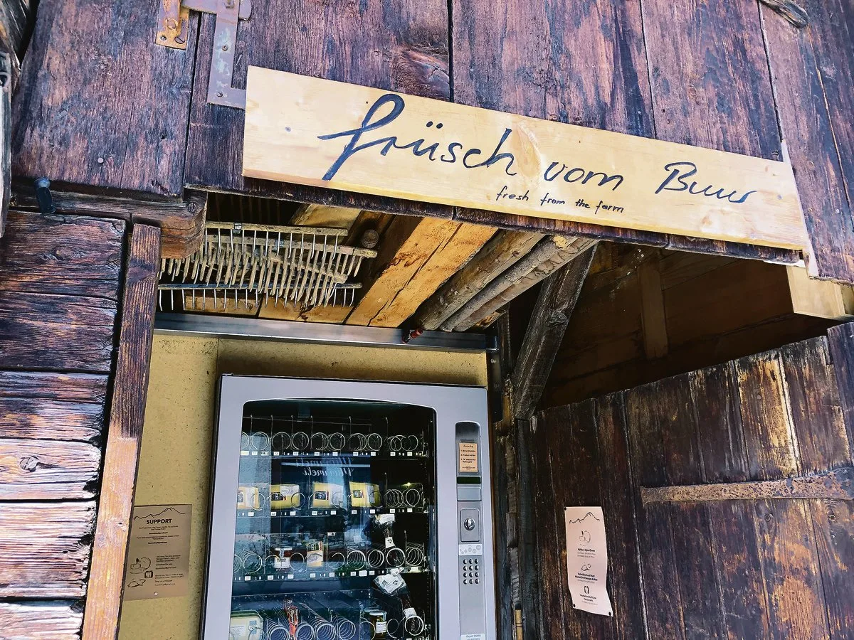 0b00b62ea8d54edae0f06aa2a8ac2f7aa177dd98 «Früsch vom Buur»: Auch in Tourismusregionen kommt die Direktvermarktung über den Verkaufsautomaten gut an. Kunden aus aller Welt können so mühelos Schweizer Hofprodukte kaufen. (Bild lmc)